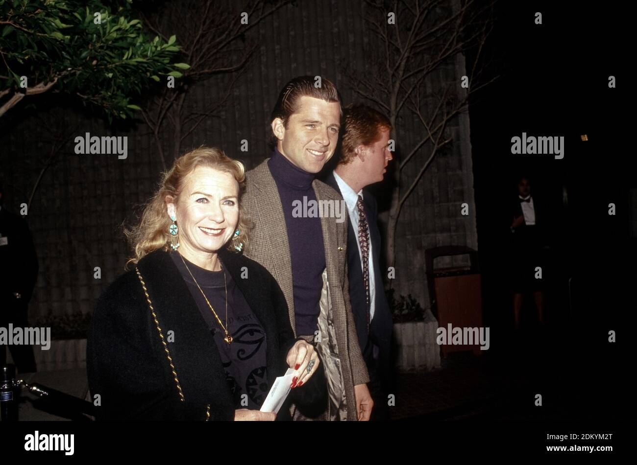 Juliet Mills e Maxwell Caulfield al 'JFK' Premiere a Westwood, CA, 17 dicembre 1991 / riferimento file n. 34000-11PLTHA Foto Stock