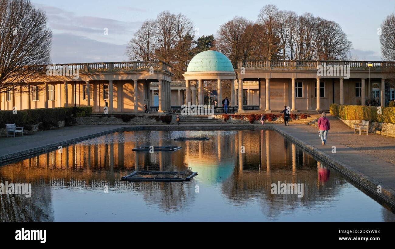 Il Victorian Municipal Eaton Park con il suo Lily Pond e il Columned Pavilion a Sunset, Norwich, Inghilterra, Regno Unito Foto Stock