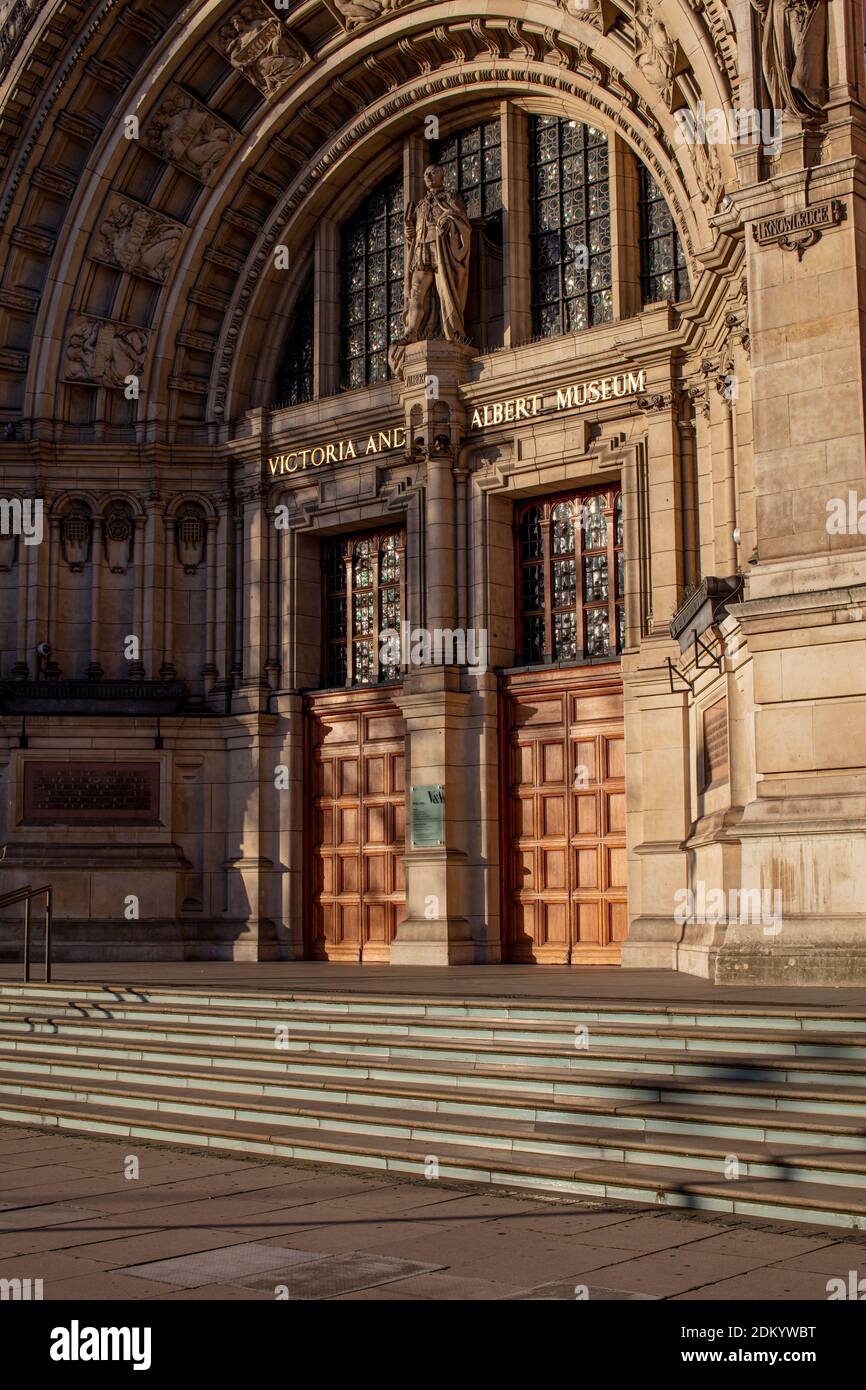 Davanti alle porte principali del Victoria and Albert Museum, (V & A) Knightsbridge, Londra. Chiuso durante il giorno a causa della pandemia. Foto Stock