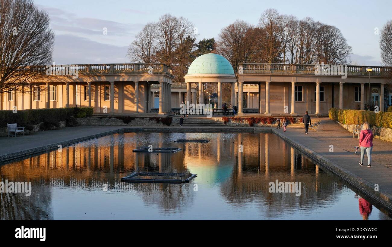 Il Victorian Municipal Eaton Park con il suo Lily Pond e il Columned Pavilion a Sunset, Norwich, Inghilterra, Regno Unito Foto Stock