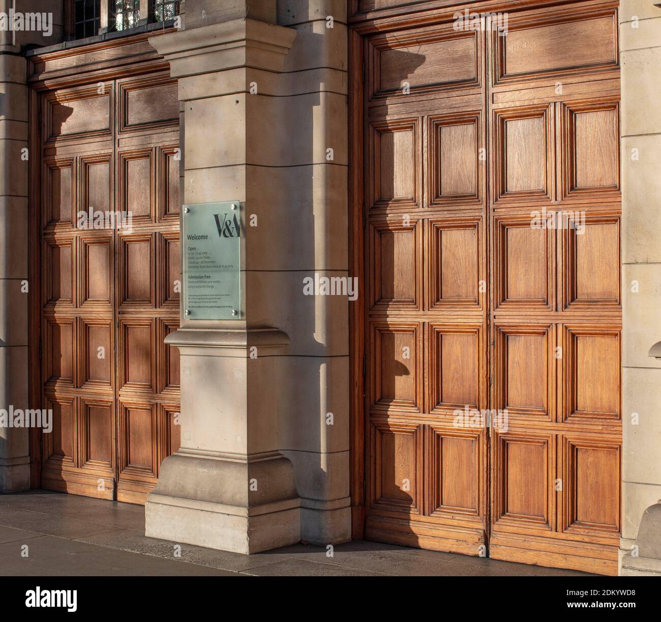 Davanti alle porte principali del Victoria and Albert Museum, (V & A) Knightsbridge, Londra. Chiuso durante il giorno a causa della pandemia. Foto Stock