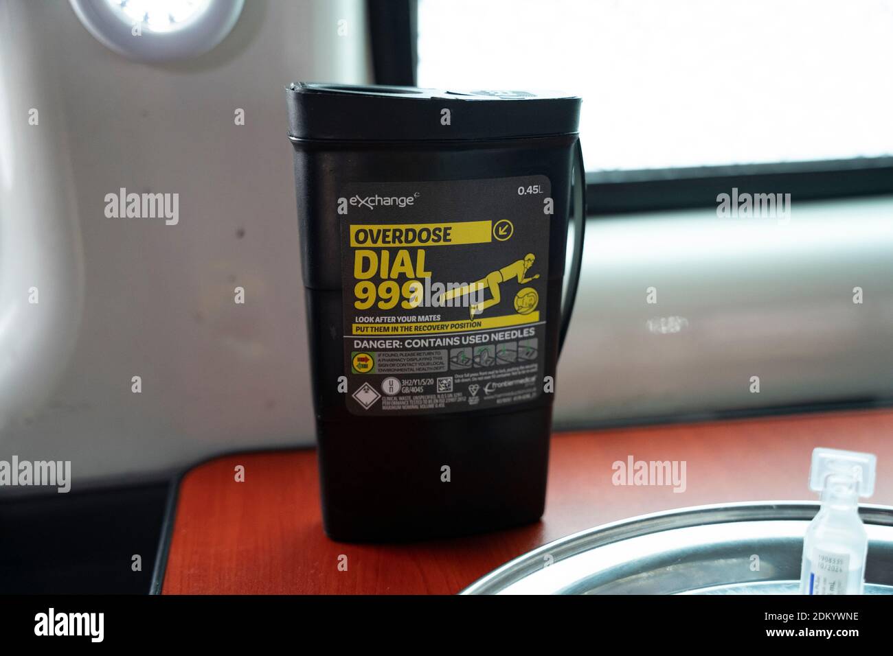 Edimburgo, Scozia, Regno Unito. 16 dicembre 2020. Van a consumo sicuro per i tossicodipendenti visita il Parlamento scozzese. L'ex deputato Peter Krykant ha portato il suo pulmino a Holyrood per evidenziare il grave problema della droga che colpisce la Scozia. Il suo van sicuro di consumo permette ai tossicodipendenti di prendere le loro droghe in un ambiente sicuro e controllato. Una volta alla settimana il pulmino è parcheggiato a Parnie Street a Glasgow e fino a 20 utenti hanno utilizzato la struttura in una settimana. PIC; scatola ago usata. Iain Masterton/Alamy Live News Foto Stock