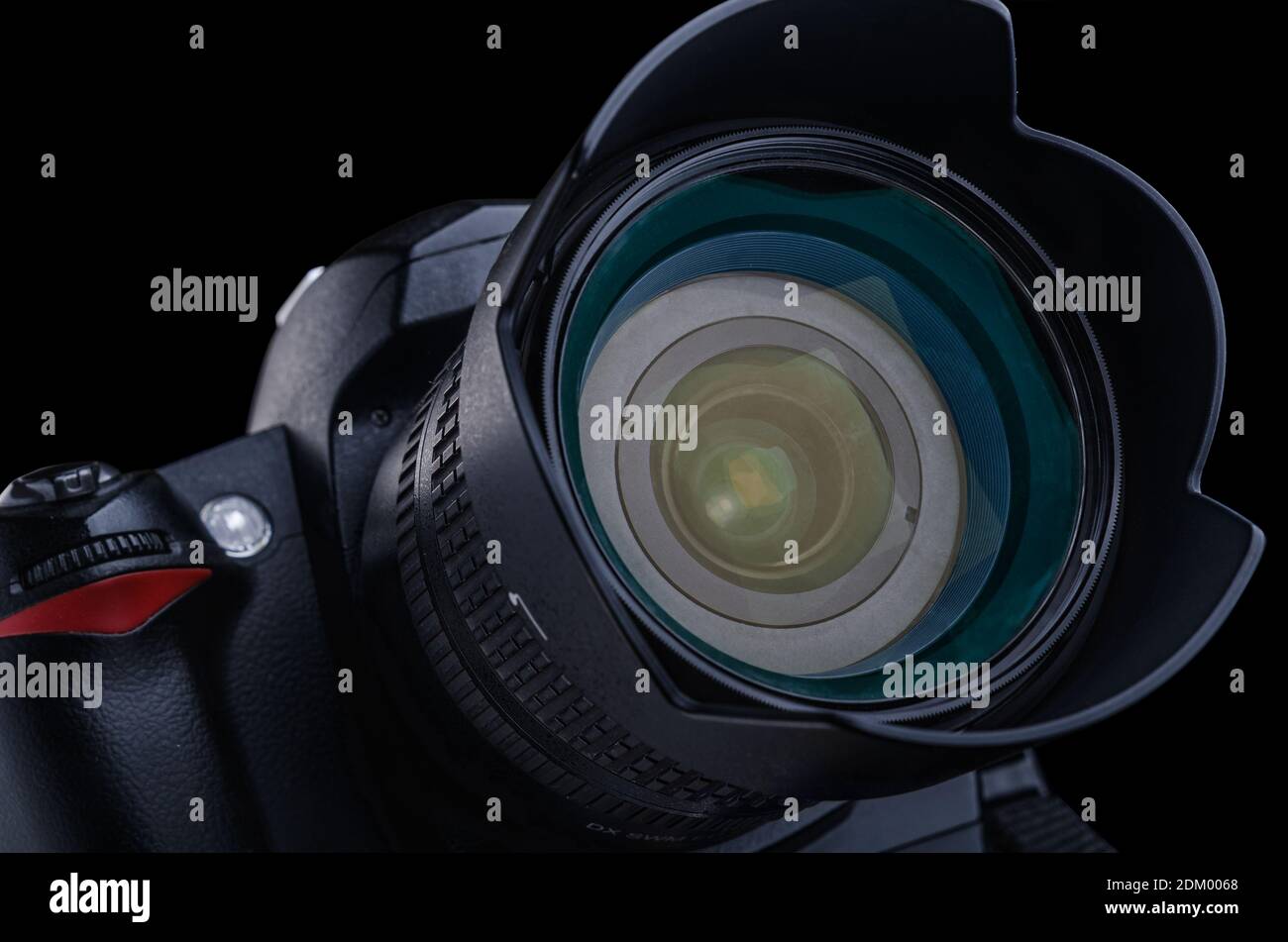 Fotocamera reflex digitale su sfondo nero Foto Stock