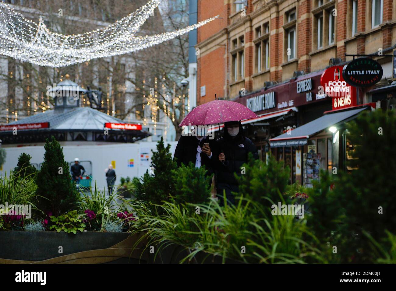 Westminster, Londra, Regno Unito. 16 Dic 2020. Regno Unito tempo: Freddo e pioggia nel West End di Londra. Persone che camminano intorno con ombrelloni. Photo Credit: PAL Media/Alamy Live News Foto Stock