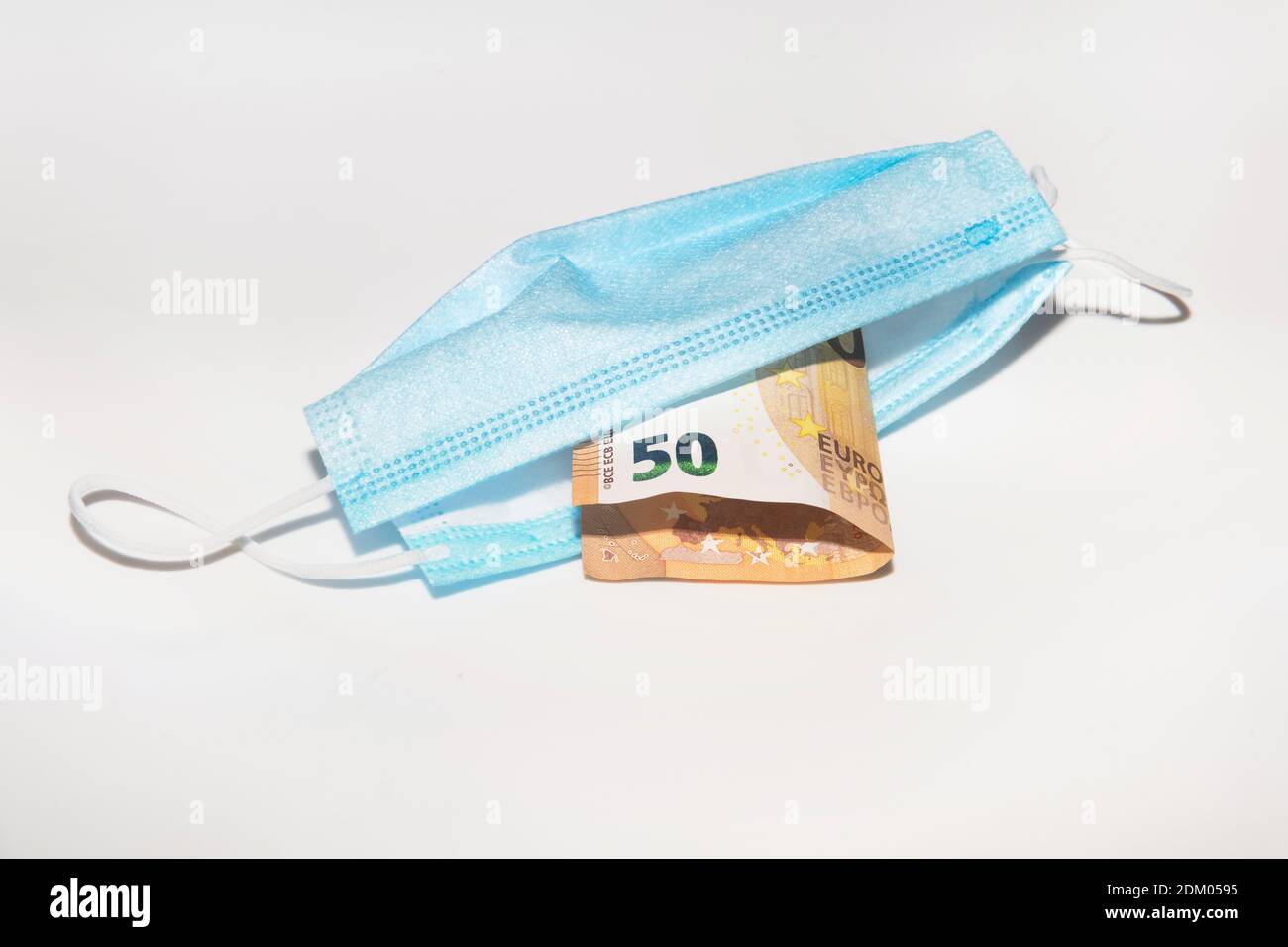 50 Euro nota coperta da una maschera di protezione covid-19 Foto Stock