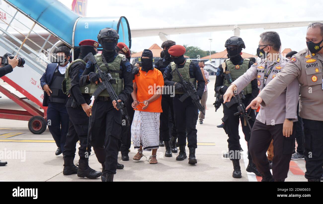 Tangerang, Indonesia. 16 Dic 2020. Zulkarnaen 57, un capo senior del Jemaah Islamiyah (JI), legato ad al-Qaeda, era in corsa per il suo presunto ruolo nei bombardamenti di Bali del 2002, all'arrivo all'aeroporto internazionale di Jakartas Soekarno-Hatta. (Foto di Fajrin Raharjo/Pacific Press) Credit: Pacific Press Media Production Corp./Alamy Live News Foto Stock