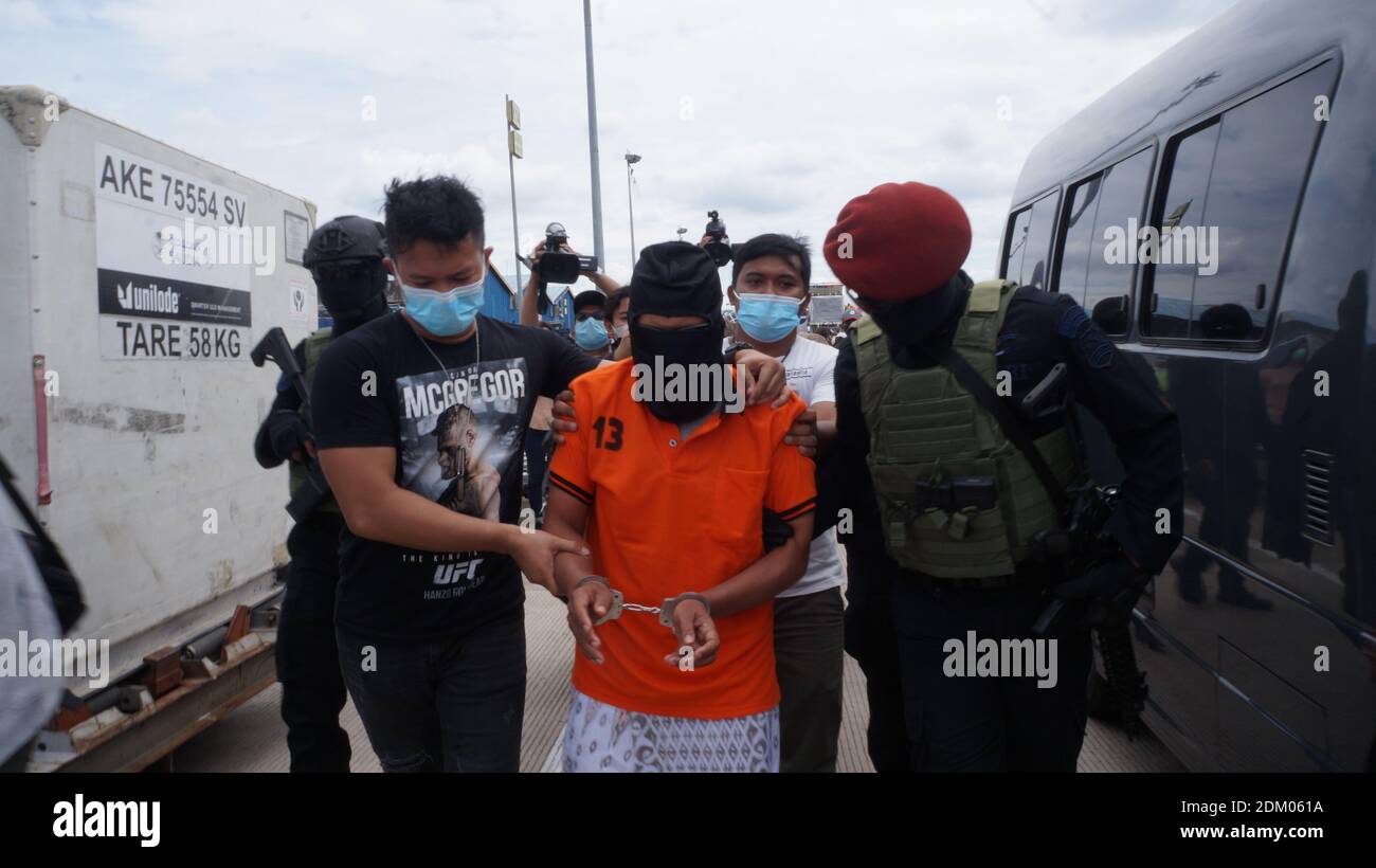 Tangerang, Indonesia. 16 Dic 2020. Zulkarnaen 57, un capo senior del Jemaah Islamiyah (JI), legato ad al-Qaeda, era in corsa per il suo presunto ruolo nei bombardamenti di Bali del 2002, all'arrivo all'aeroporto internazionale di Jakartas Soekarno-Hatta. (Foto di Fajrin Raharjo/Pacific Press) Credit: Pacific Press Media Production Corp./Alamy Live News Foto Stock