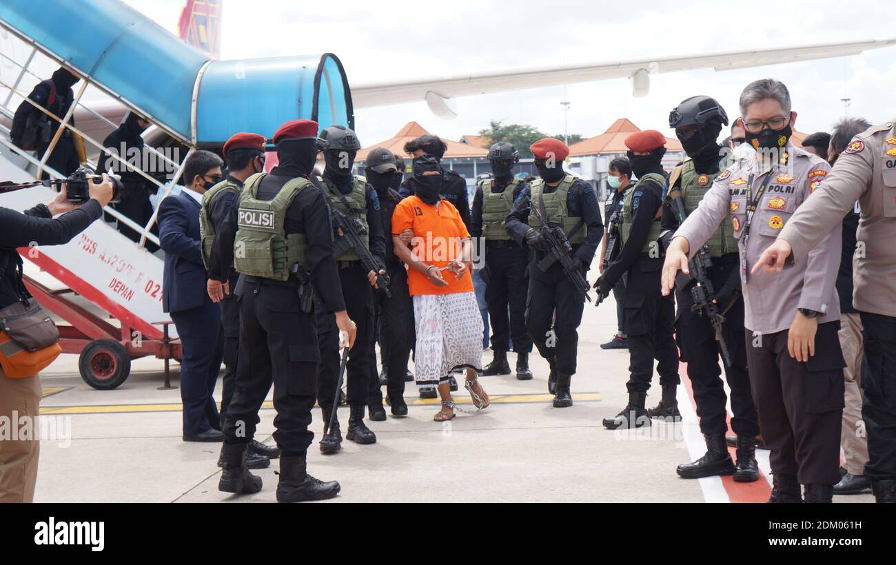 Tangerang, Indonesia. 16 Dic 2020. Zulkarnaen 57, un capo senior del Jemaah Islamiyah (JI), legato ad al-Qaeda, era in corsa per il suo presunto ruolo nei bombardamenti di Bali del 2002, all'arrivo all'aeroporto internazionale di Jakartas Soekarno-Hatta. (Foto di Fajrin Raharjo/Pacific Press) Credit: Pacific Press Media Production Corp./Alamy Live News Foto Stock