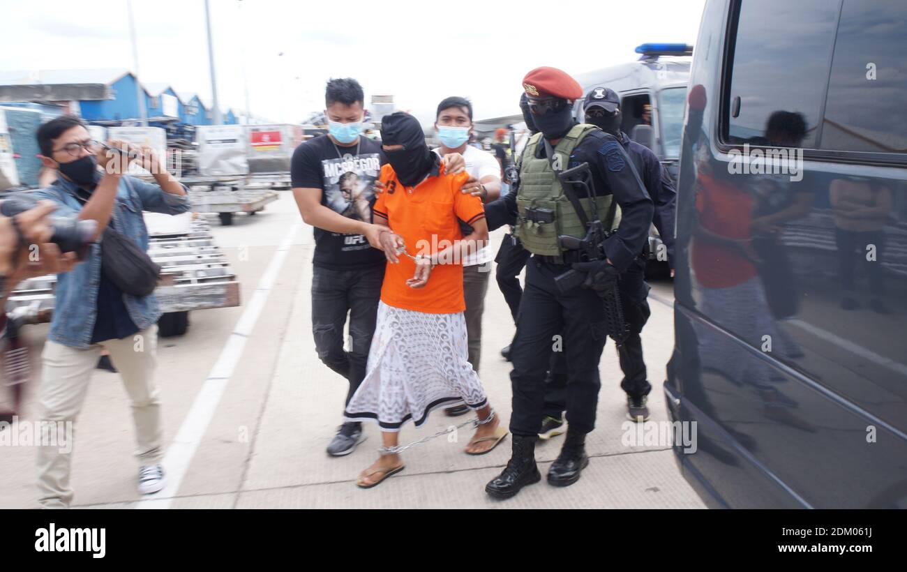 Tangerang, Indonesia. 16 Dic 2020. Zulkarnaen 57, un capo senior del Jemaah Islamiyah (JI), legato ad al-Qaeda, era in corsa per il suo presunto ruolo nei bombardamenti di Bali del 2002, all'arrivo all'aeroporto internazionale di Jakartas Soekarno-Hatta. (Foto di Fajrin Raharjo/Pacific Press) Credit: Pacific Press Media Production Corp./Alamy Live News Foto Stock