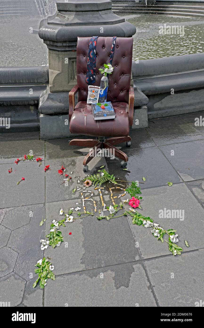 Una misteriosa installazione d'arte che piange la morte e/o scoraggia il fumo. Al Washington Square Park a Manhattan, New York. Foto Stock