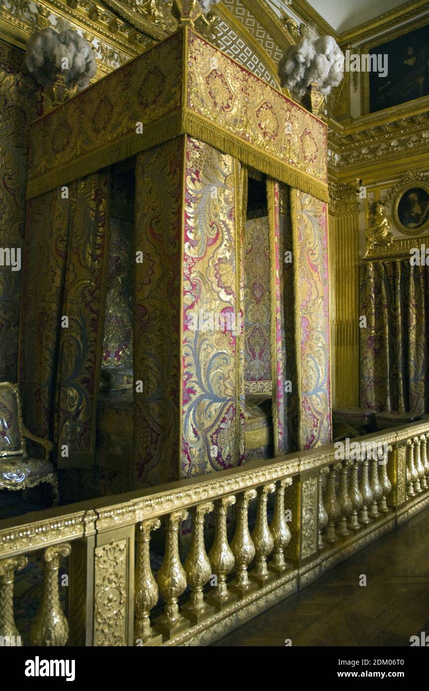 Il letto del re con le tende dorate del letto nella camera da letto di Luigi  XIV alla Reggia di Versailles, Francia Foto stock - Alamy