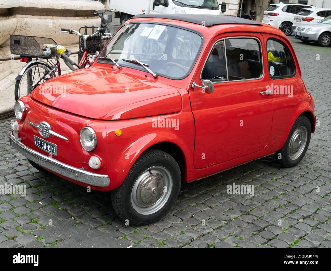 Una vecchia fiat 500 rossa in piazza Farnese - Roma, Italia Foto stock -  Alamy