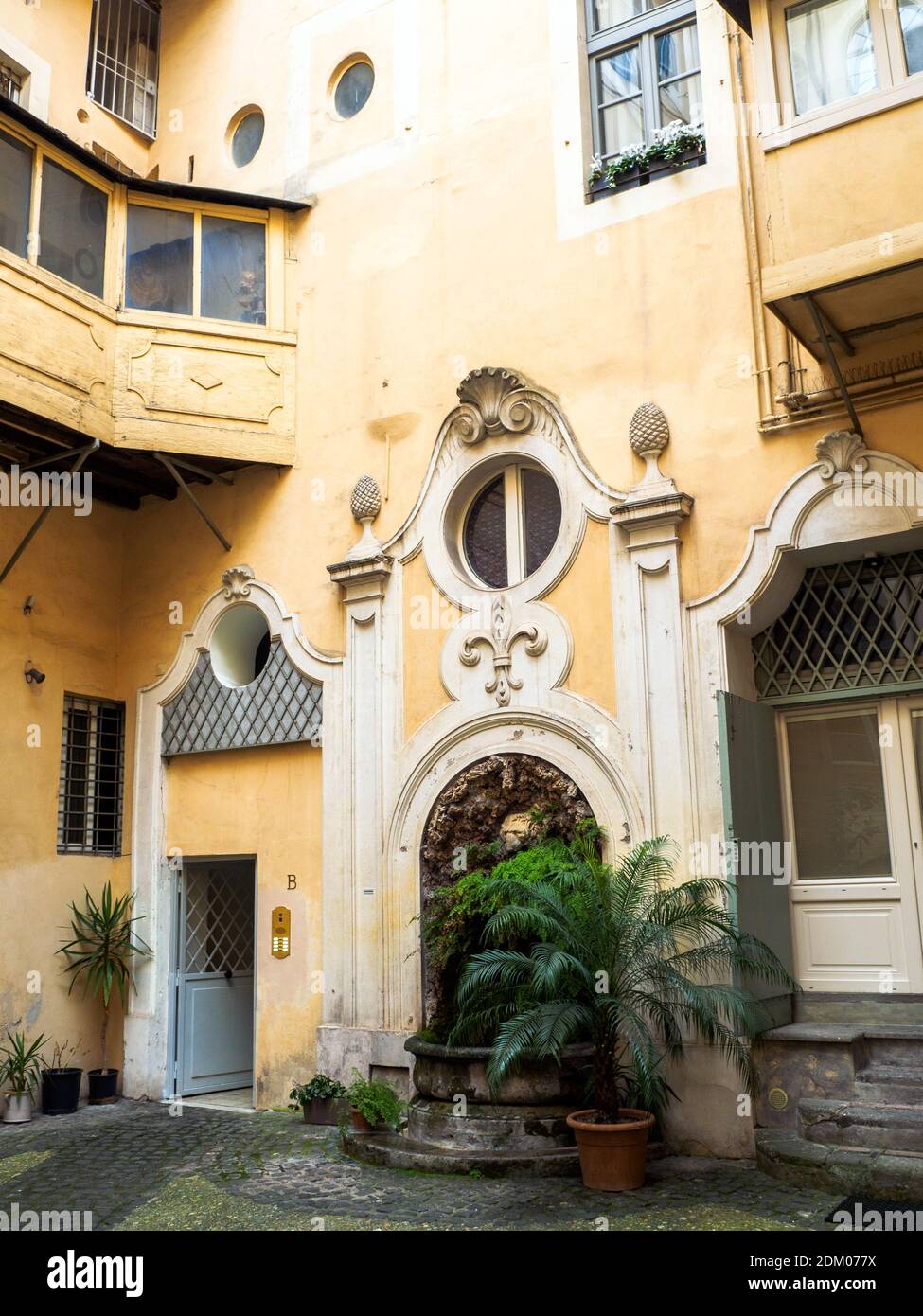 Cortile di un edificio storico nel rione regola - Roma, Italia Foto Stock