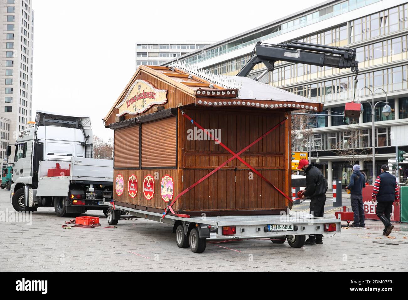 Berlino, Germania. 16 Dic 2020. I membri del personale smantellano uno chalet natalizio a Berlino, capitale della Germania, il 16 dicembre 2020. La Germania andrà in un blocco più severo da mercoledì, chiudendo i negozi non essenziali e limitando le dimensioni delle riunioni private, la cancelliera Angela Merkel e i leader regionali hanno concordato domenica. Le misure restrittive più severe, Che saranno in vigore fino al gennaio 10, sono stati in risposta ad una "crescita esponenziale" nel numero di casi COVID-19 in Germania, secondo un documento di politica. Credit: ShanYuqi/Xinhua/Alamy Live News Foto Stock