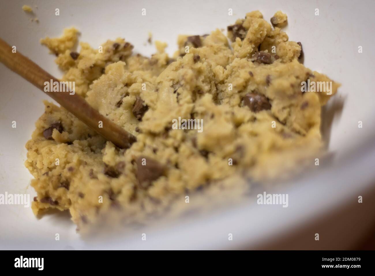 preparare biscotti al cioccolato e mescolare l'impasto Foto Stock