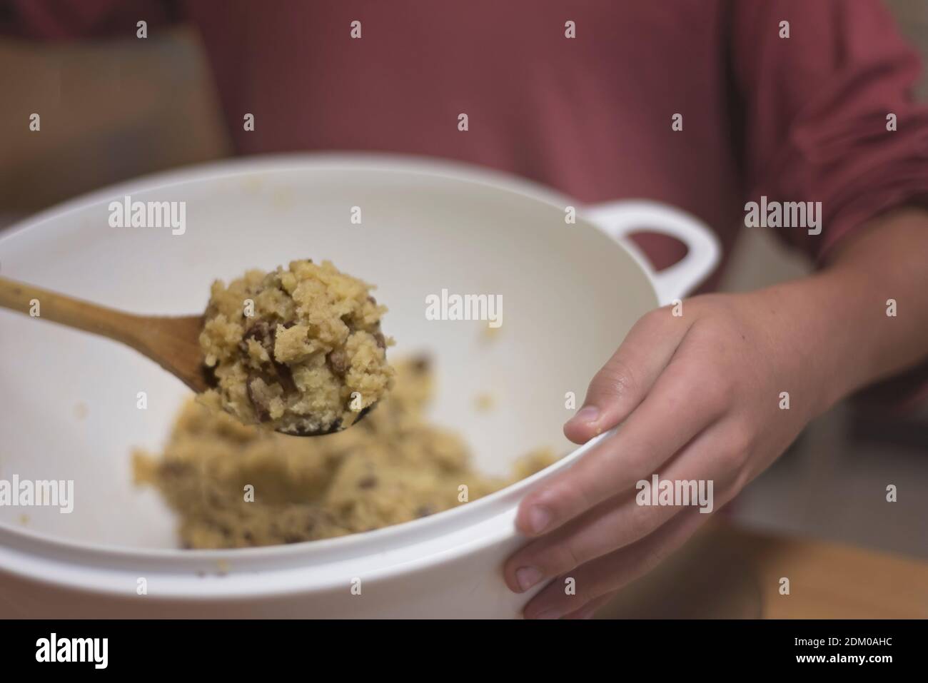 preparare biscotti al cioccolato e mescolare l'impasto Foto Stock