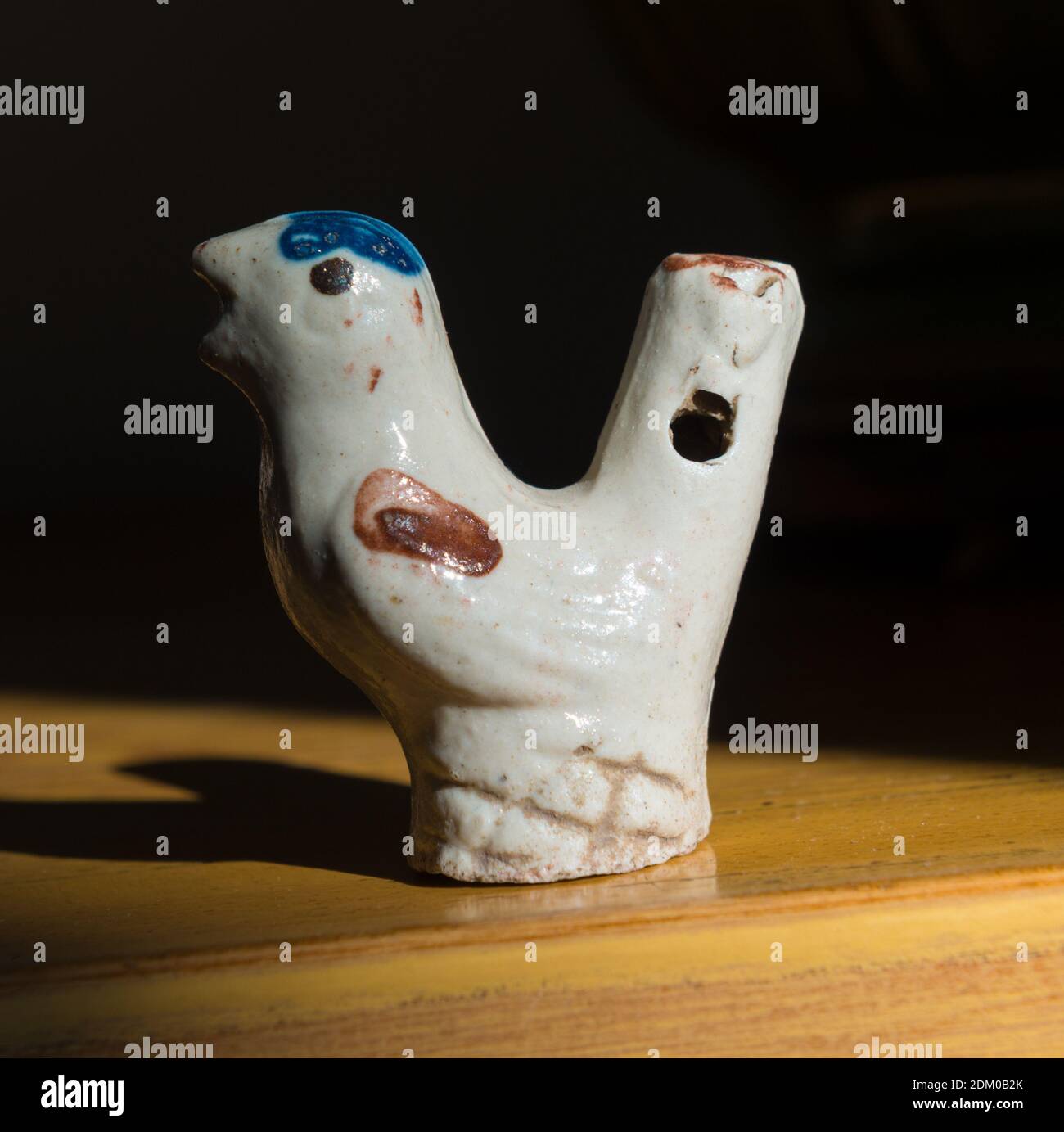 Un antico fischio di porcellana. Cizhou Kiln. Foto Stock