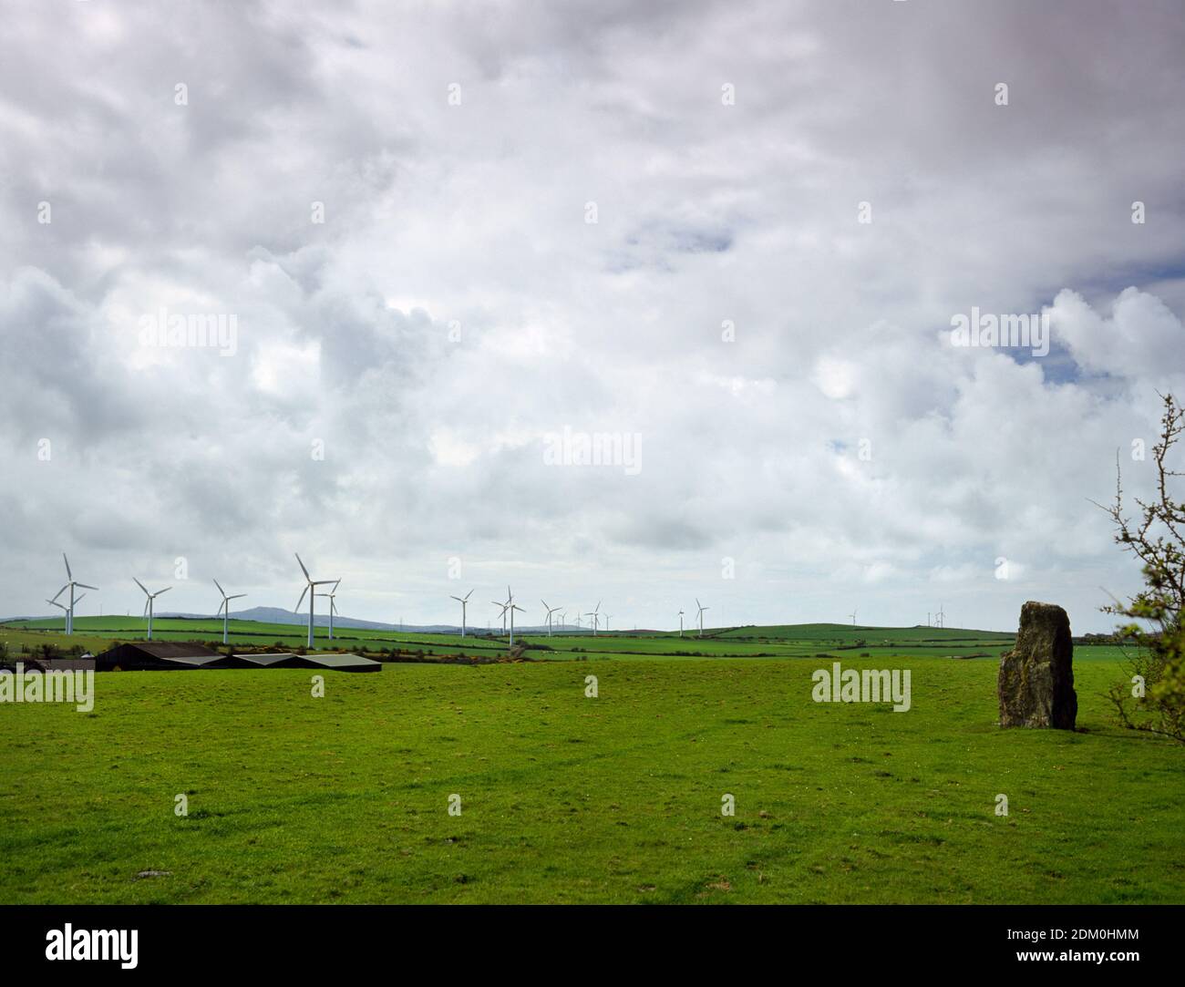 Werthyr pietra in piedi e Rhyd y Groes Windfarm, Burwen, Amlwch, Anglesey, Galles del Nord Foto Stock
