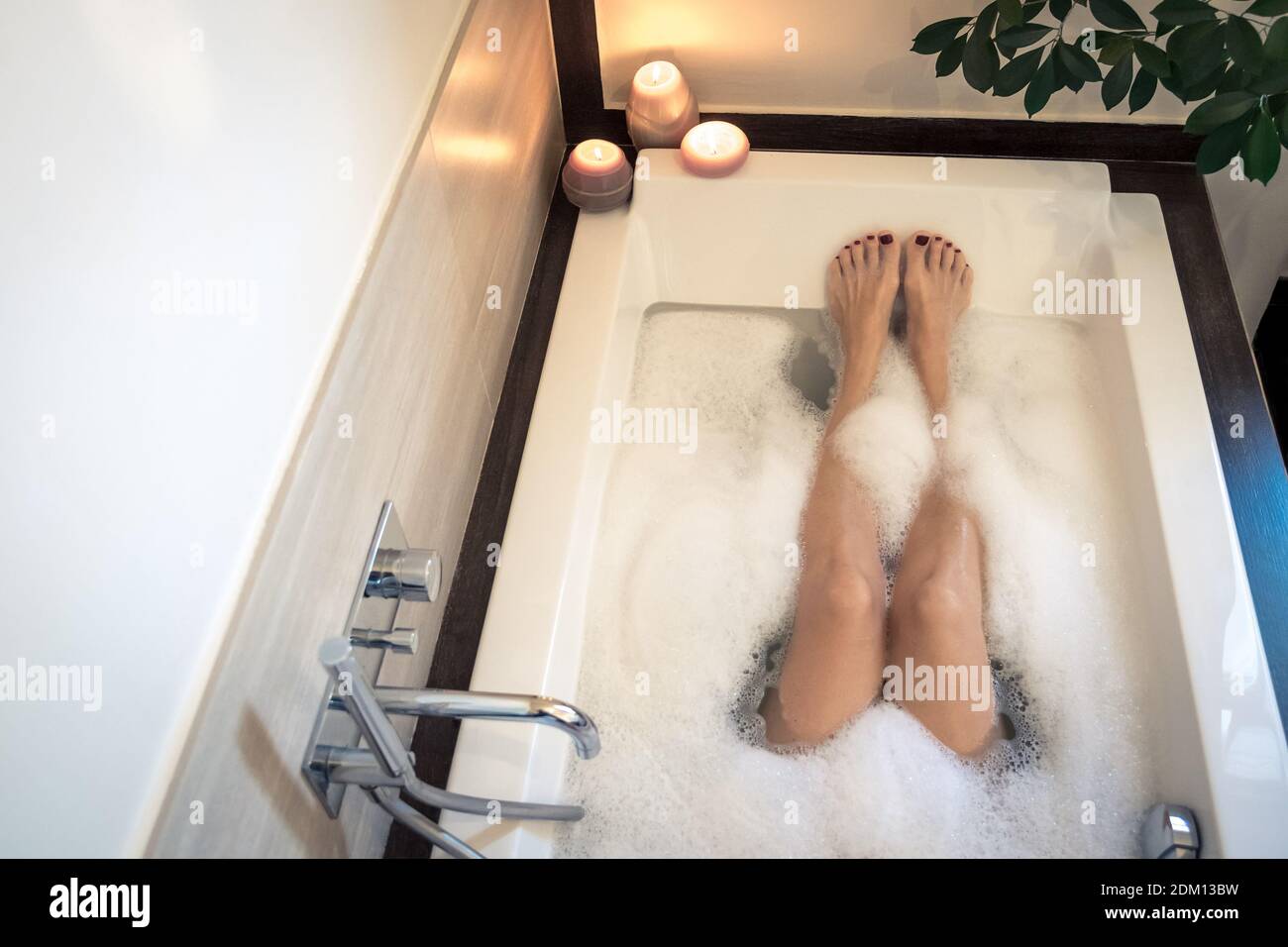 Sezione bassa della donna relax nella vasca da bagno Foto stock - Alamy