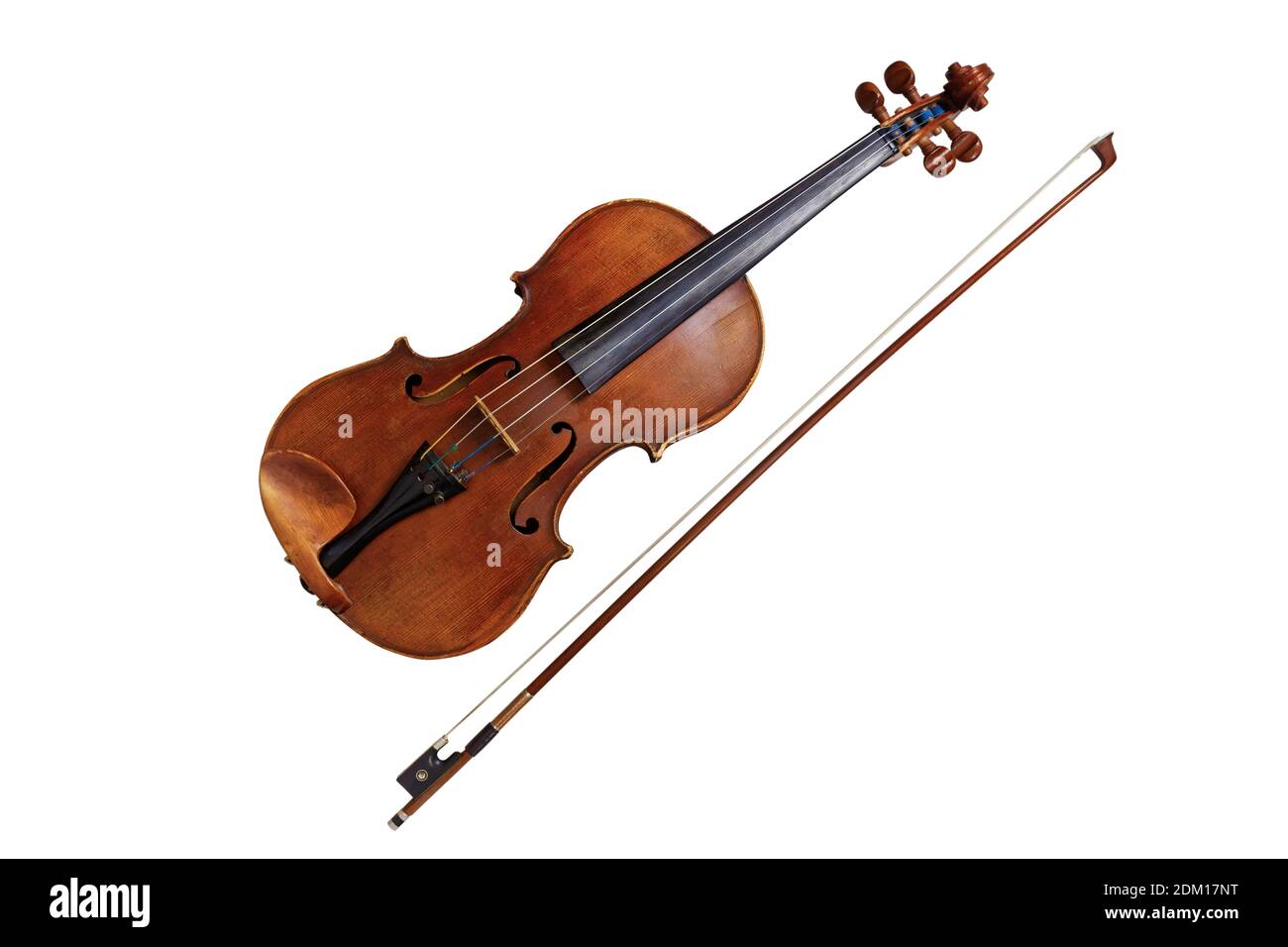 Vecchio violino classico con arco isolato su sfondo bianco Foto Stock