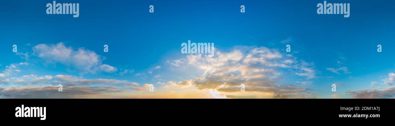 Sky panorama con stratocumulus vesperalis nuvole in formato sferico equirettangolare senza giunture con zenith completo per l'uso in 3D grafica, gioco e. Foto Stock