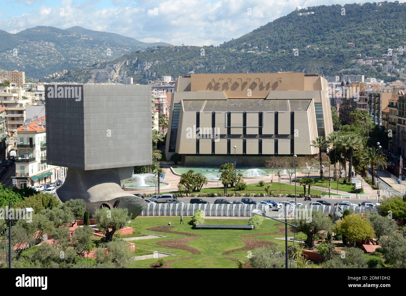 Francia - Cote d'Azur, Nizza, centro congressi Acropolis e Louis Nucéra  biblioteca dello scultore Sacha Sosno Foto stock - Alamy