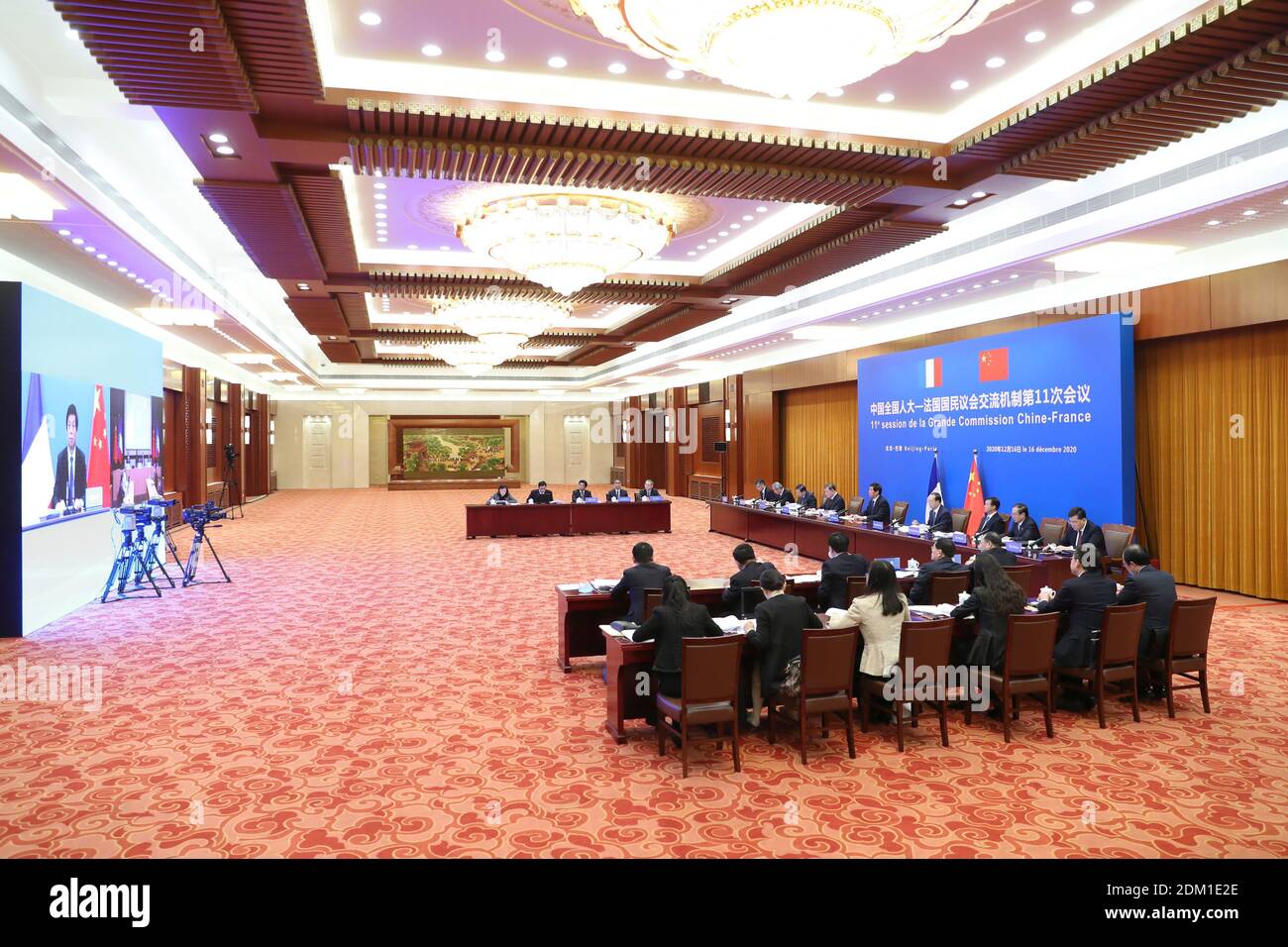 Pechino, Cina. 16 Dic 2020. Li Zhanshu, presidente del Comitato permanente del Congresso Nazionale del Popolo (NPC), si rivolge via video alla cerimonia di apertura dell'undicesima riunione del meccanismo di scambio parlamentare tra gli organi legislativi della Cina e della Francia a Pechino, capitale della Cina, il 16 dicembre 2020. Credit: Ding Haitao/Xinhua/Alamy Live News Foto Stock
