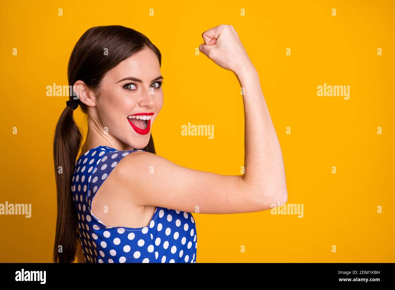 Primo piano profilo vista laterale ritratto della sua bella lei attraente abbastanza forte fortunato riuscito allegro ragazza che mostra i muscoli sì vincere isolato Foto Stock