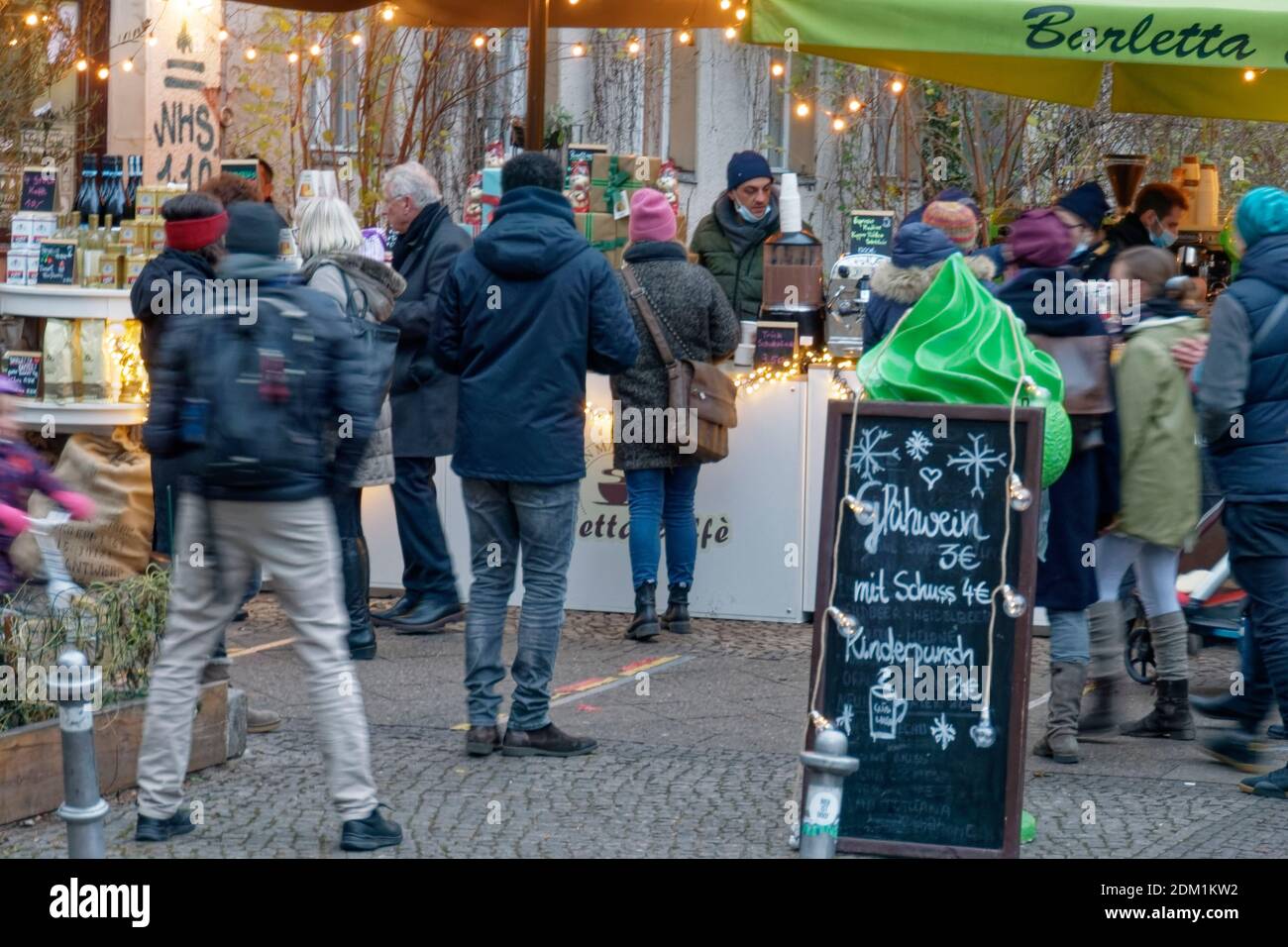 Schlange vor Gluehweinstand in der Grimmestrasse in Kreuzberg waehrend des Corona-lockdown am letzten Wochende vor dem harten Lockdown ab 16. Dezembe Foto Stock