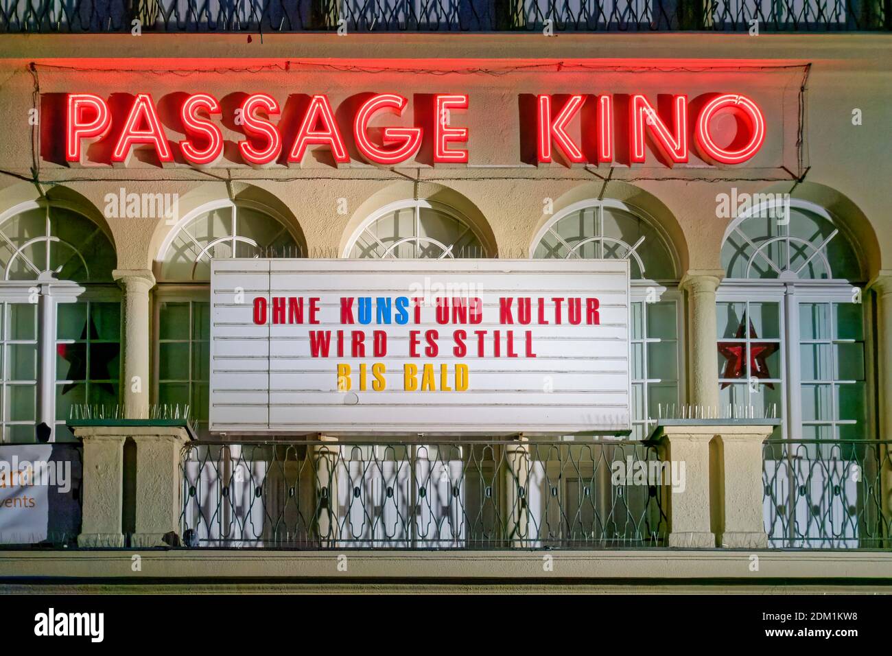 Schriftzug ' Ohne Kunst und Kultur wird es still 'steht an der Fassade des passage Kino a Neukoelln, Berlino Foto Stock