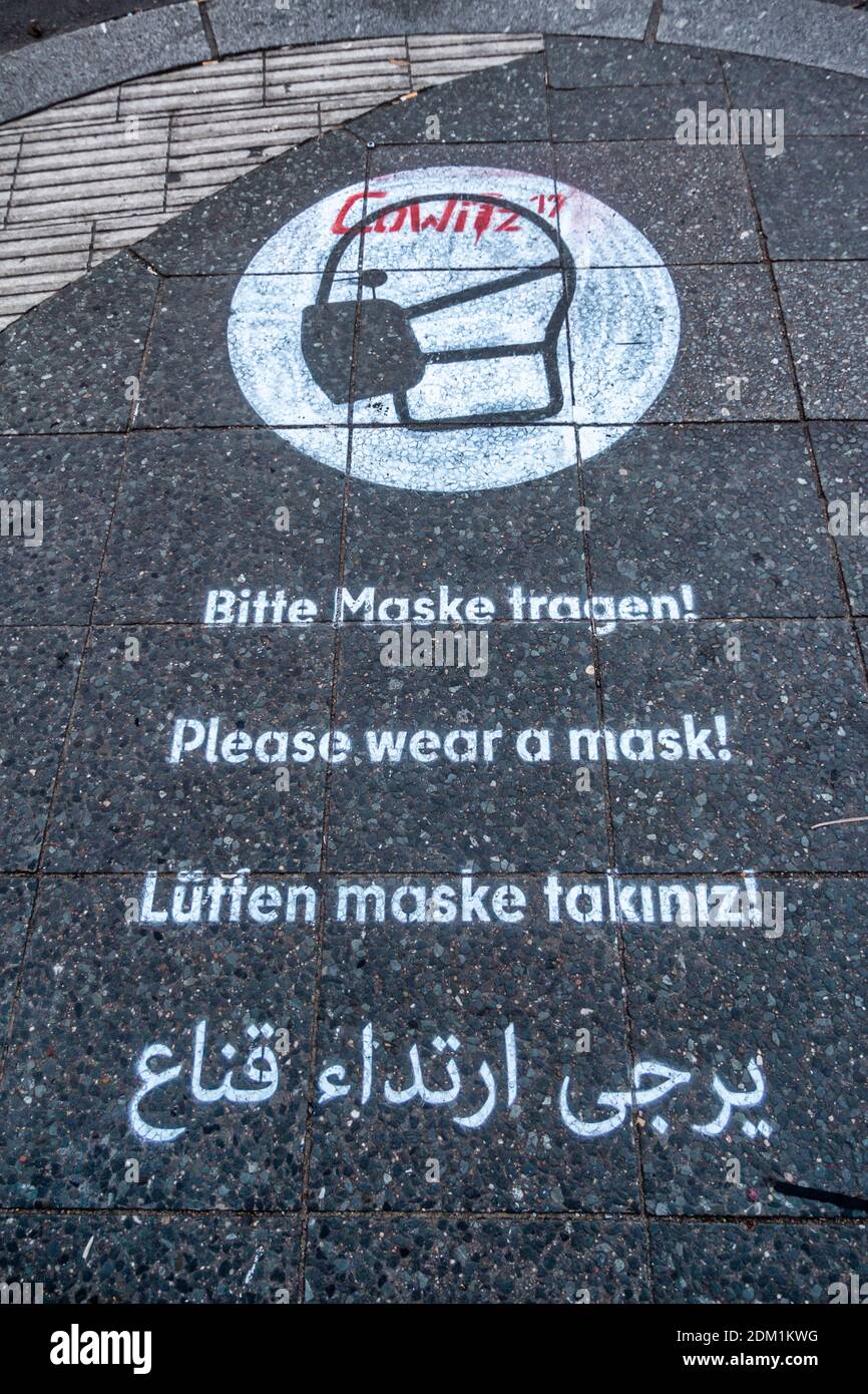 Mehrsprachiger Hinweis ' Bitte Masken tragen ' in der Sonnenallee a Berlino während des zweiten lockdown im novembre 2020, Neukoelln, Corona Hotspot Foto Stock