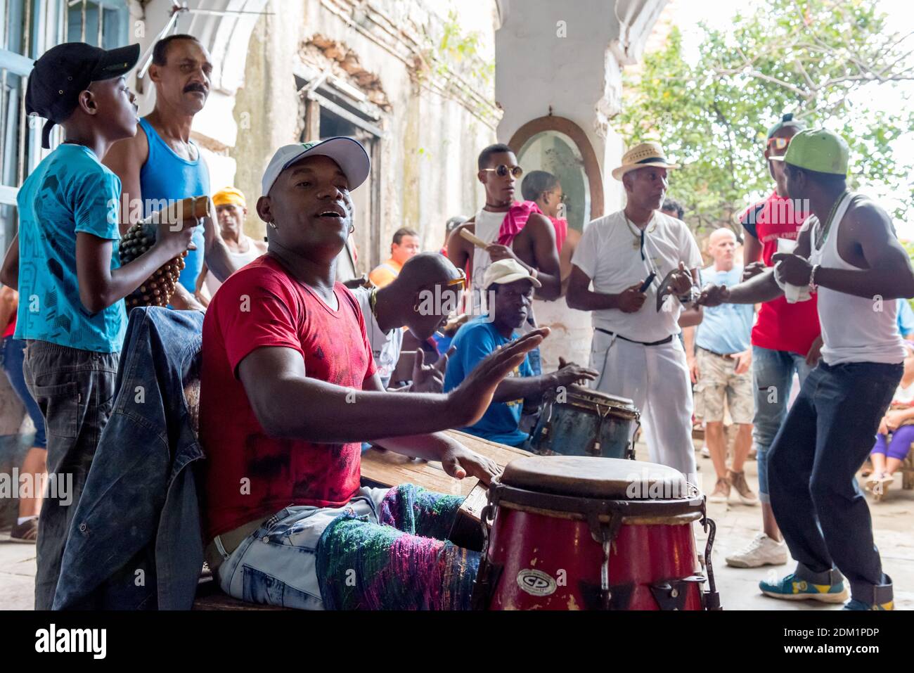 Seguaci di Santeria che batterano e fanno musica a Trinidad, Cuba Foto Stock