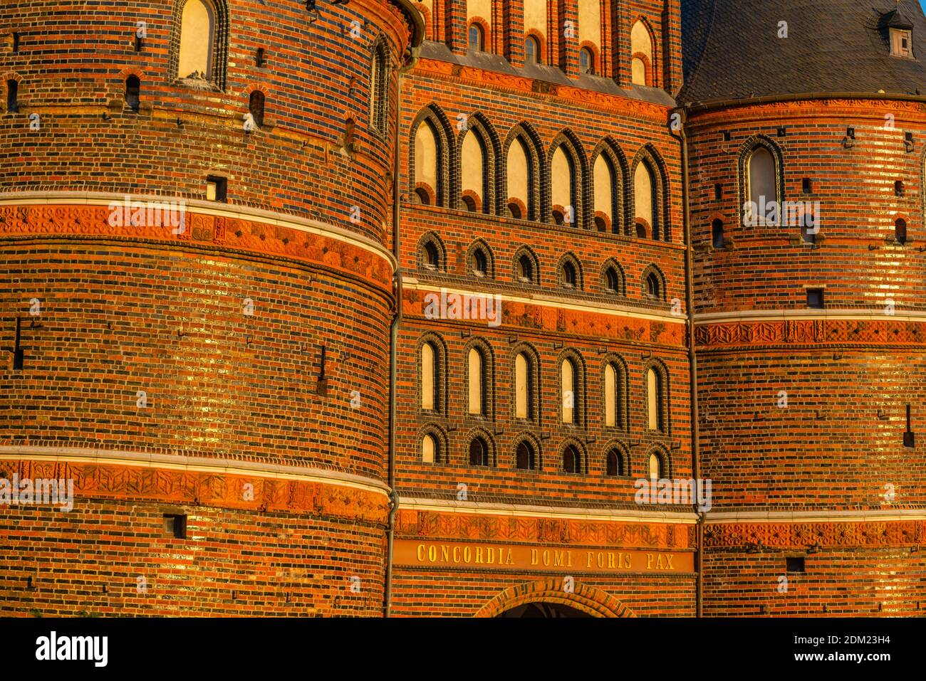 Lübeck´s imponente porta comunale di 1478 Holsten porta o Holstentor, medievale e anseatica Città di Lübeck, Schleswig-Holstein, Germania del Nord, Europa Foto Stock