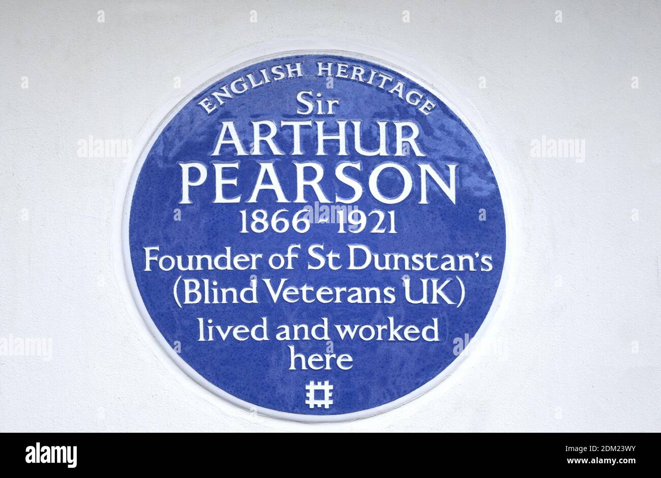Londra, Regno Unito. Lapide commemorativa al 21 Portland Place: 'ir Arthur Pearson 1866-1921 Fondatore di St Dunstan's (Blind Veterans UK) visse e lavorò qui Foto Stock