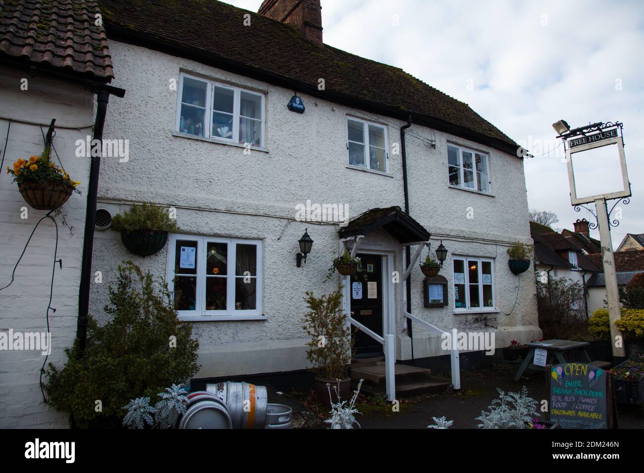 L'entrata della casa pubblica Selborne Arms, un pub di villaggio a Selborne, Hampshire, Regno Unito, dicembre 2020 Foto Stock