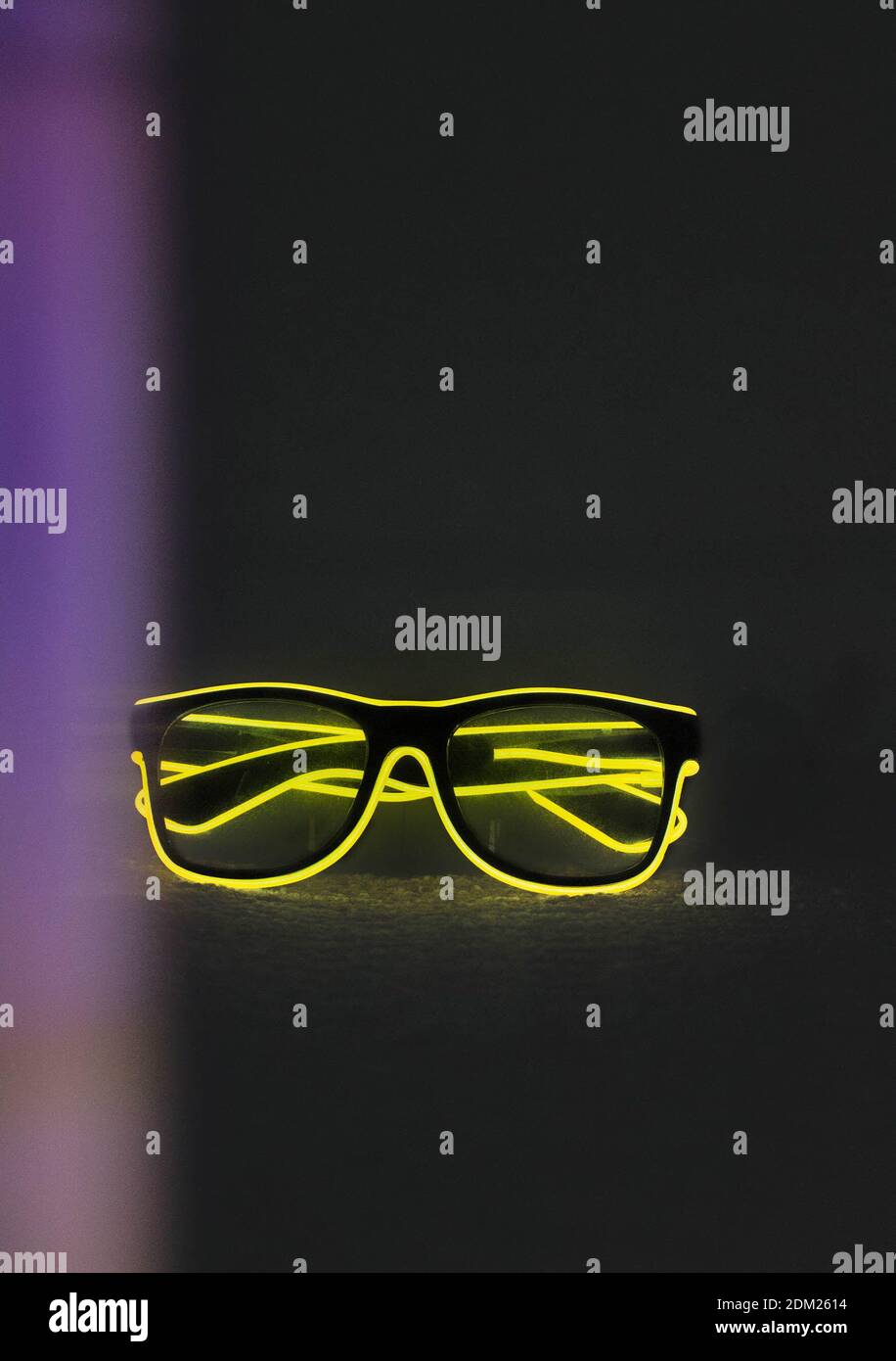 Occhiali illuminati sul tavolo Foto stock - Alamy