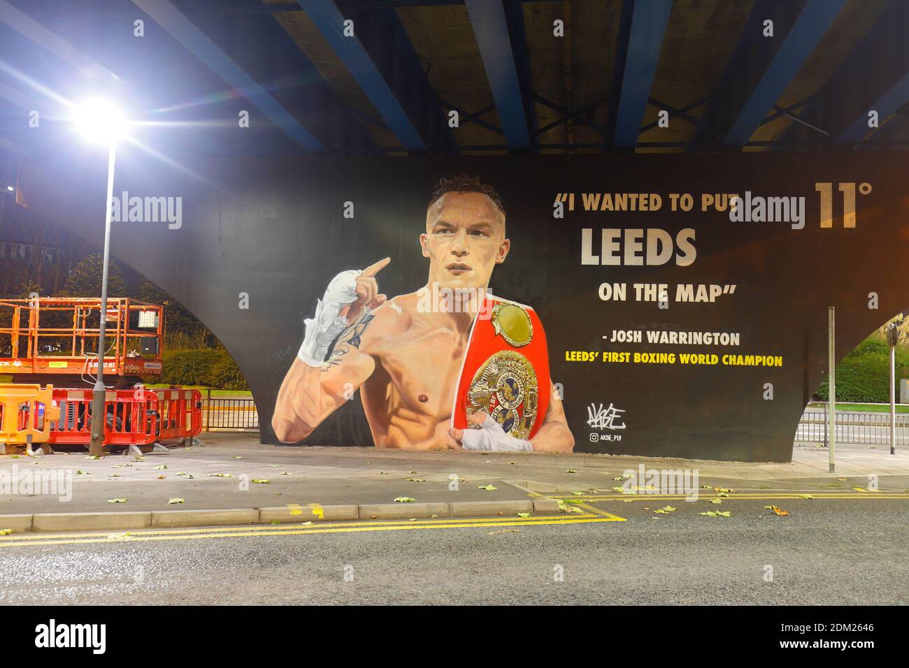 Ultimo murale di AKSE P19, del campione di pugilato Featherweight 'Josh Warrington' che è stato dipinto sulla parete di supporto del flyover A58 a Leeds Foto Stock