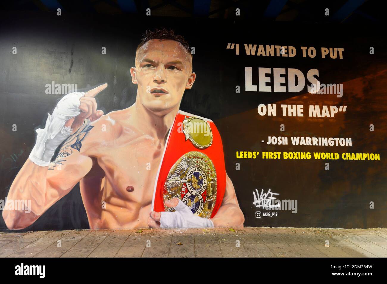 Ultimo murale di AKSE P19, del campione di pugilato Featherweight 'Josh Warrington' che è stato dipinto sulla parete di supporto del flyover A58 a Leeds Foto Stock