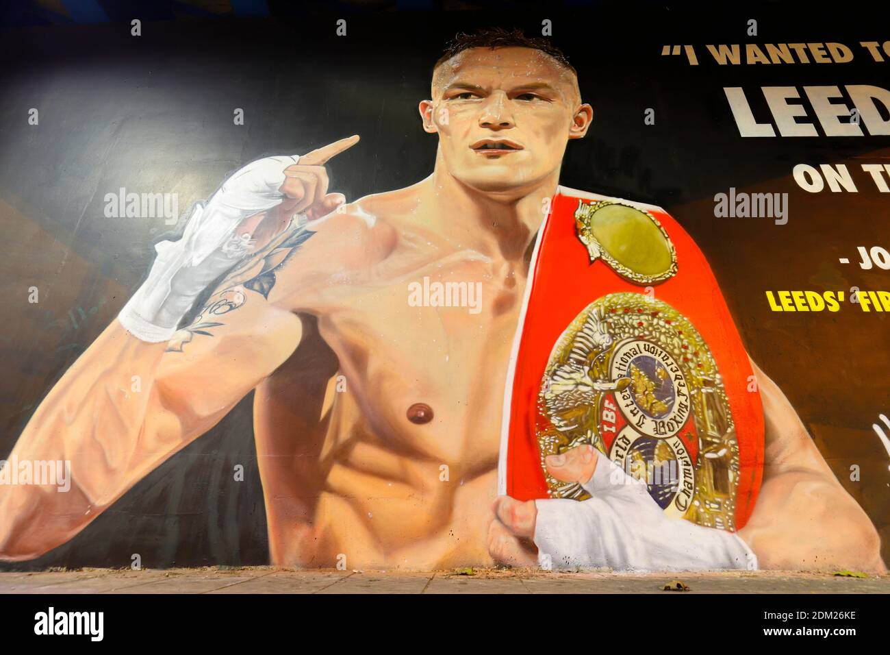 Ultimo murale di AKSE P19, del campione di pugilato Featherweight 'Josh Warrington' che è stato dipinto sulla parete di supporto del flyover A58 a Leeds Foto Stock