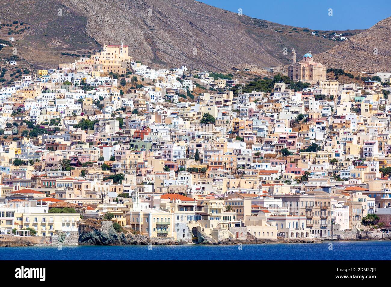 Ermoupolis e Ano Syra, la capitale dell'isola di Syros, nel complesso delle Cicladi, Mar Egeo, Grecia, Europa Foto Stock