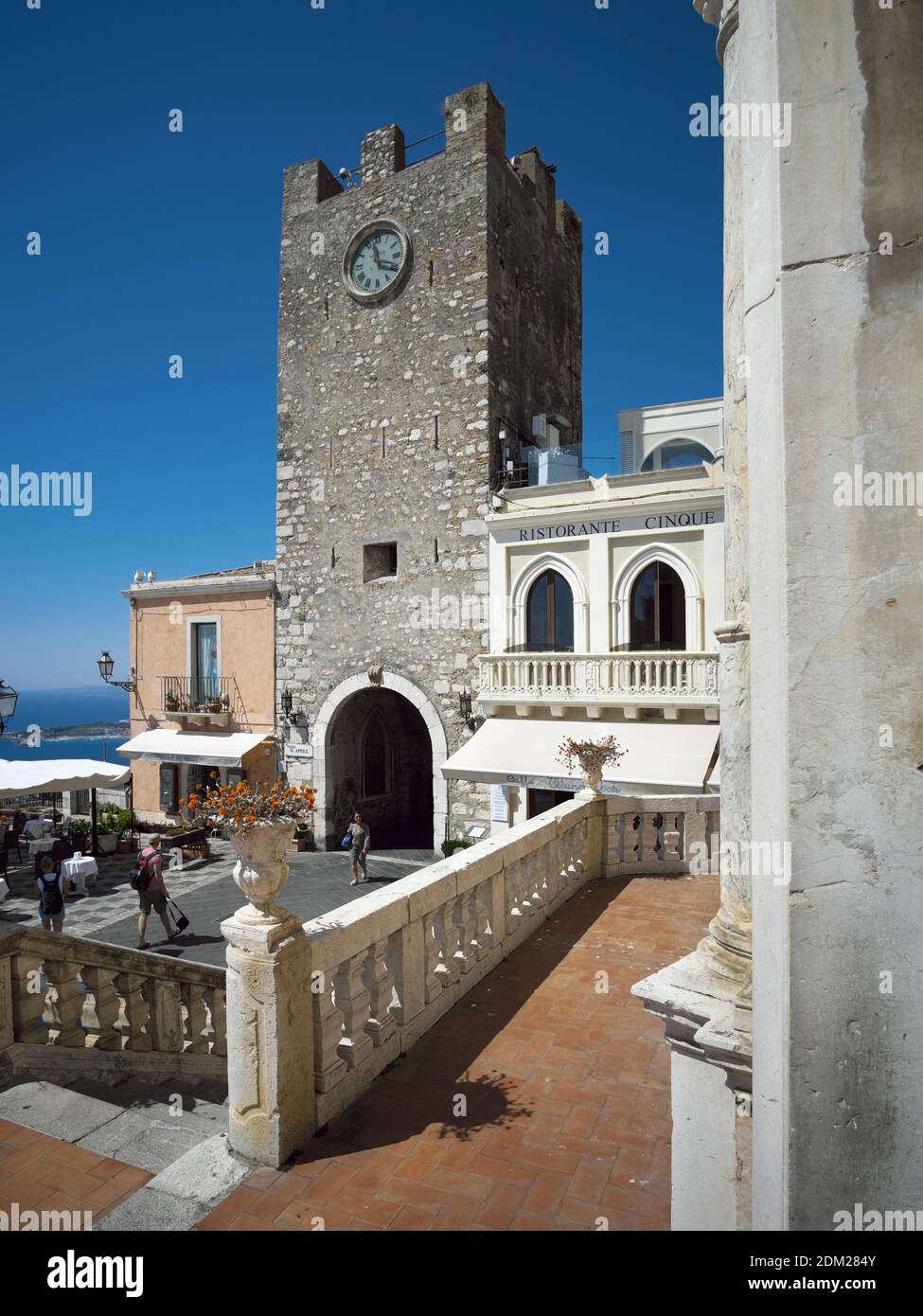 Torre dell'Orologio nel centro storico della città di Taormina in Sicilia e punto di riferimento del turismo Foto Stock