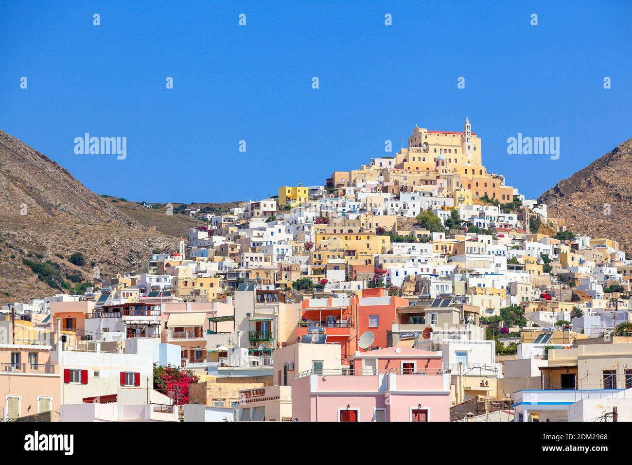 Ano Syra, il pittoresco villaggio dell'isola di Syros, che si arrampica sulla cima della collina di San Giorgio. È la città cattolica di Syros. Foto Stock