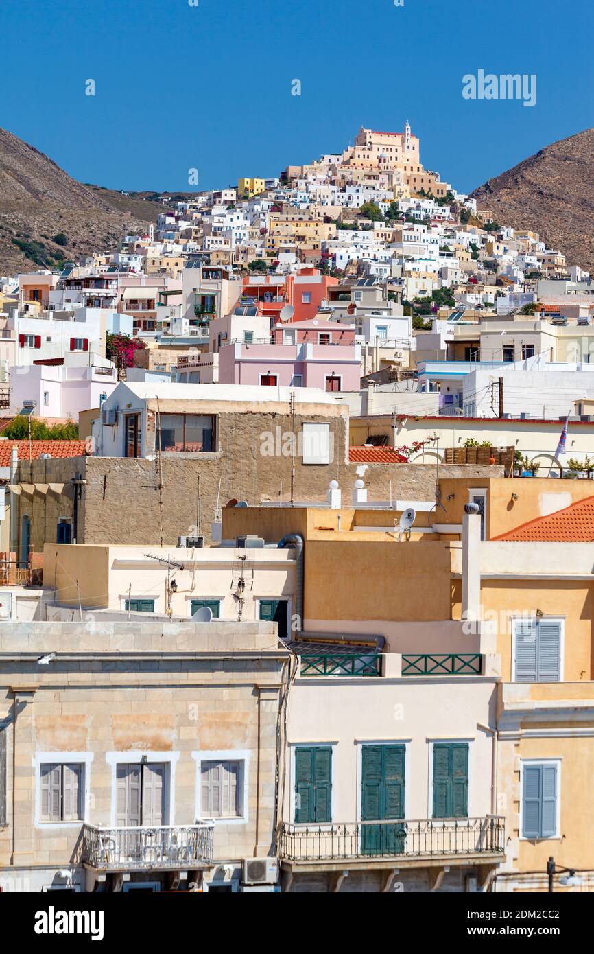 Ano Syra, il pittoresco villaggio dell'isola di Syros, che si arrampica sulla cima della collina di San Giorgio. È la città cattolica di Syros. Foto Stock