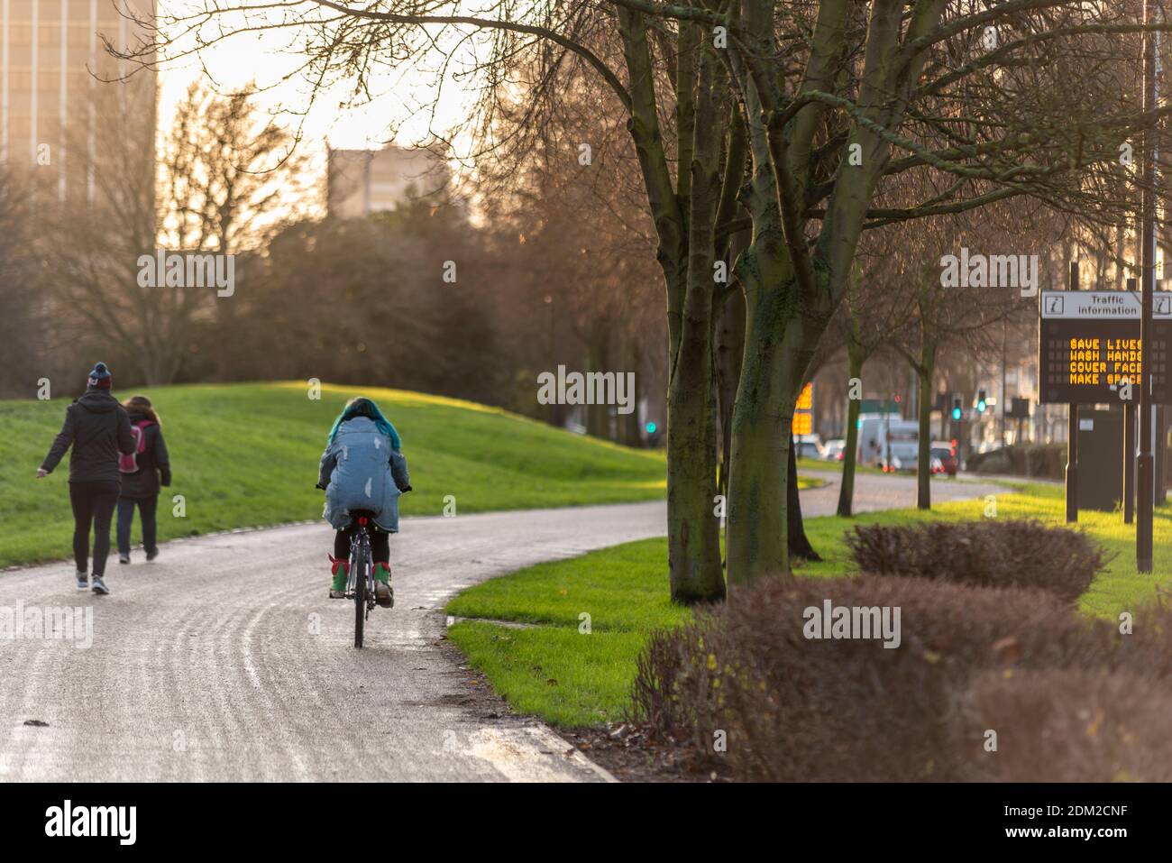 Persone che si dirigono verso Southend on Sea, Essex, UK, il primo giorno del livello di allerta molto alto COVID 19 Tier 3. A piedi, in bicicletta. Percorso ad uso misto Foto Stock