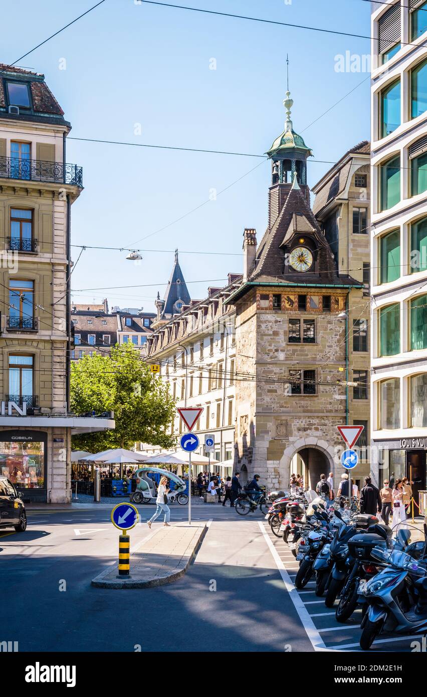 La torre Molard sulla trafficata piazza Molard a Ginevra con caffè e ristoranti sul marciapiede. Foto Stock