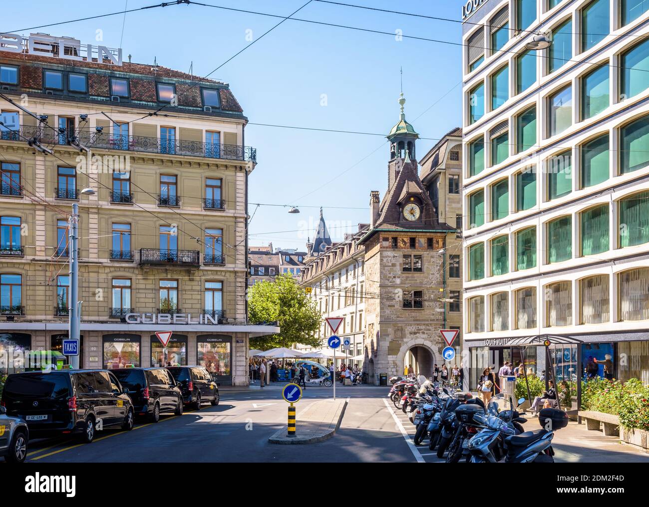 La torre Molard sulla trafficata piazza Molard a Ginevra con caffè e ristoranti sul marciapiede. Foto Stock