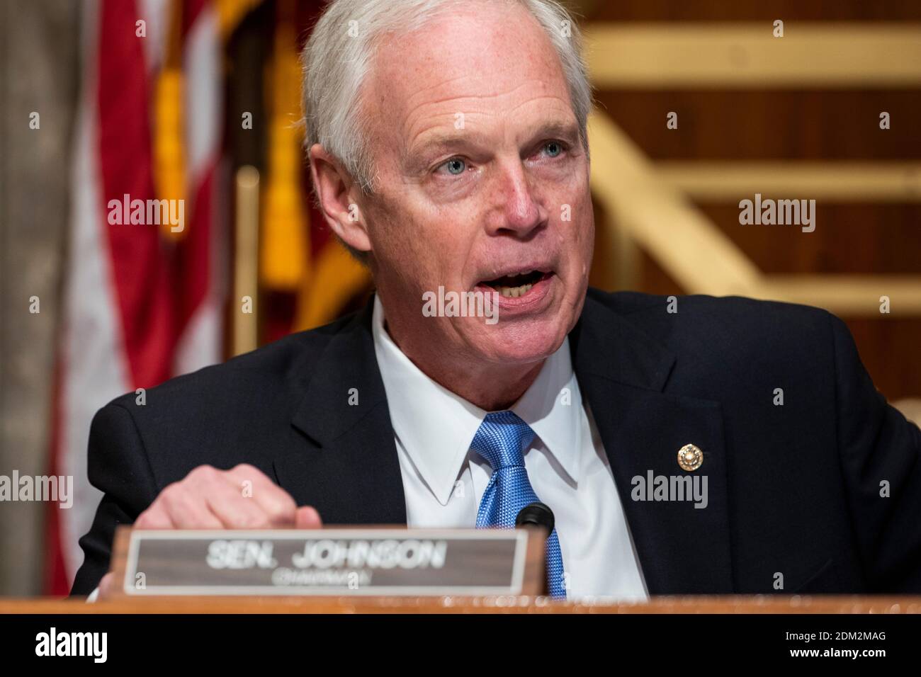 Il senatore repubblicano del Wisconsin e il presidente della commissione per la sicurezza interna e gli affari governativi del Senato Ron Johnson sostiene con il senatore democratico del Michigan Gary Peters (non illustrato) durante un'audizione per esaminare le affermazioni infondate di irregolarità degli elettori nelle elezioni del 2020 nell'edificio degli uffici del Senato di Dirksen a Washington, DC, USA il 16 dicembre 2020. Il presidente DEGLI STATI UNITI Donald J. Trump continua a sostenere senza base le accuse di frode elettorale rispetto alle elezioni presidenziali, che il Dipartimento della sicurezza interna ha definito "il più sicuro nella storia americana". (Foto di Pool/Sipa USA) Foto Stock