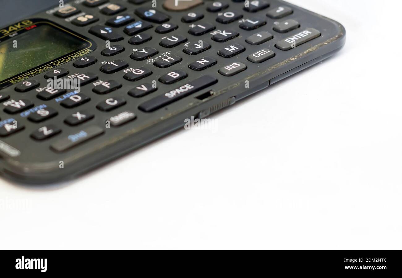 La tastiera di un vecchio organizer elettronico con display a cristalli liquidi isolato su sfondo bianco. Tecnologia obsoleta degli anni '90 Foto Stock