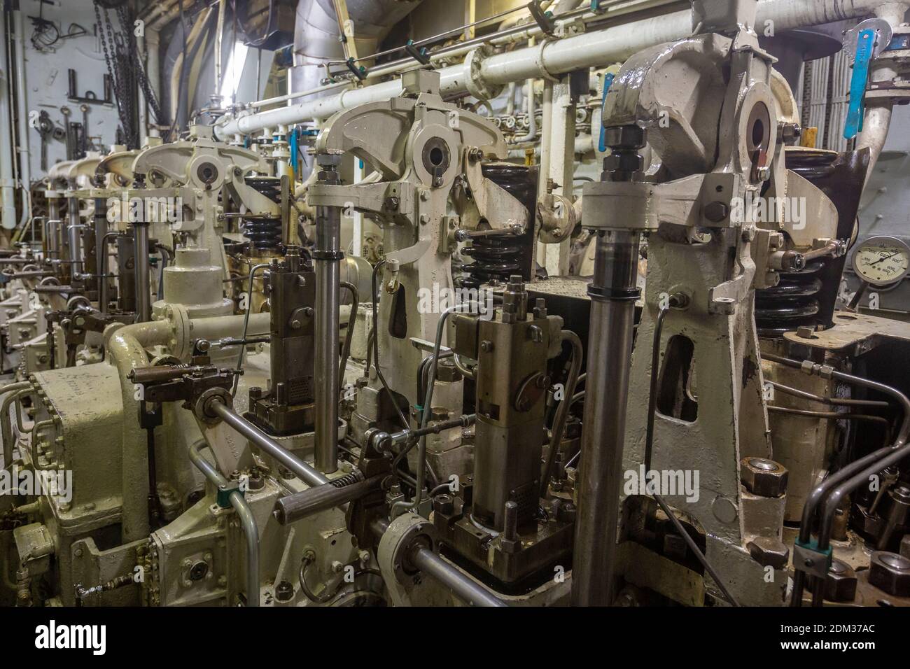 visita alla sala macchine di una vecchia nave Foto Stock