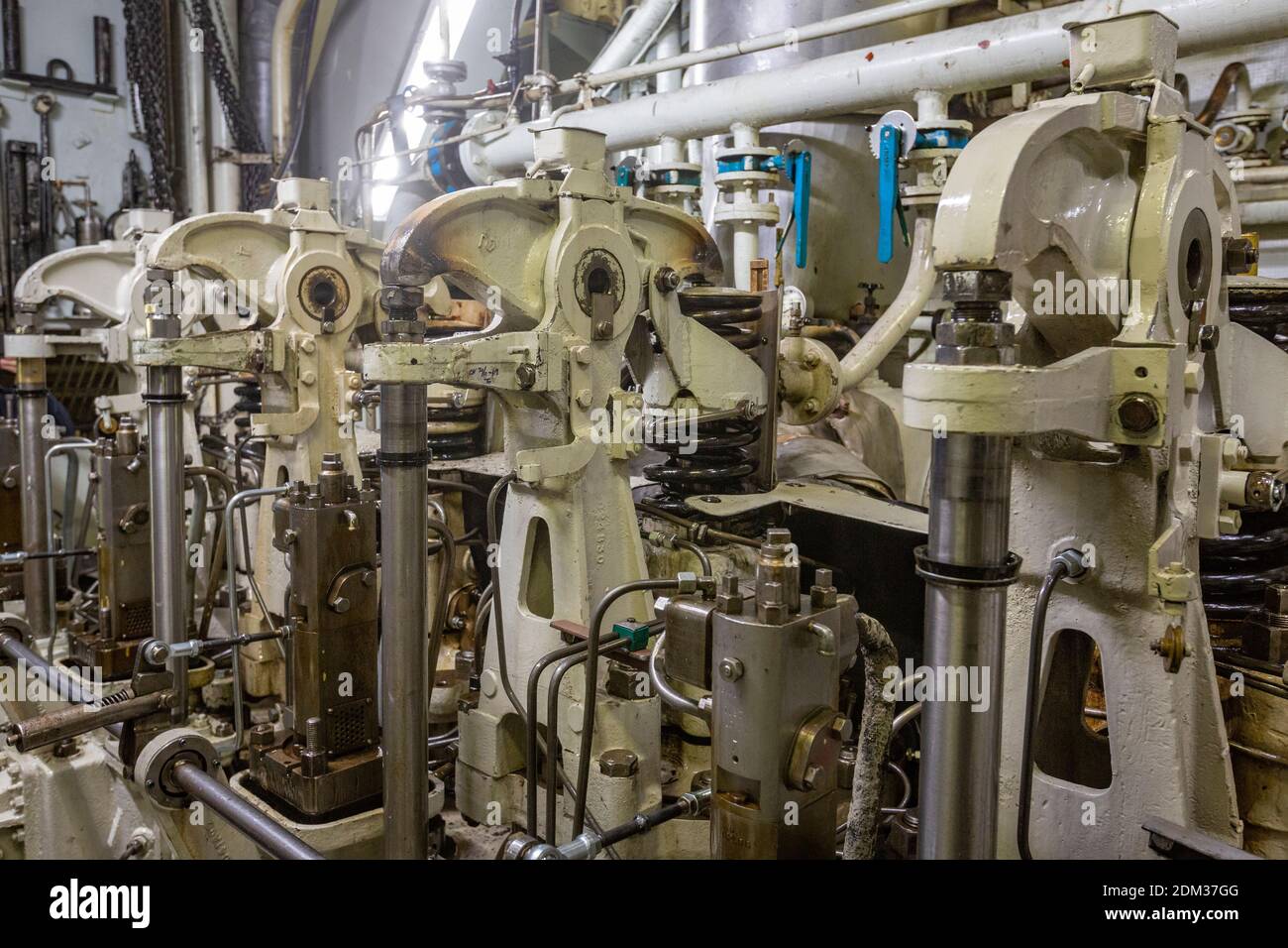visita alla sala macchine di una vecchia nave Foto Stock